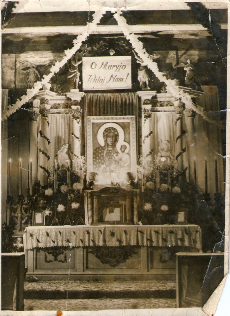 Ołtarz w kościele w Ogorzelinach, gdy msza odprawiana była tyłem do ludzi.