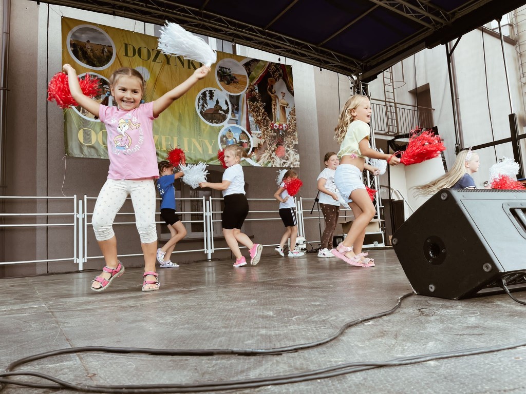 Dzieci z WDK prezentują tańce