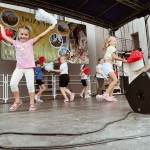 Dzieci z WDK prezentują tańce